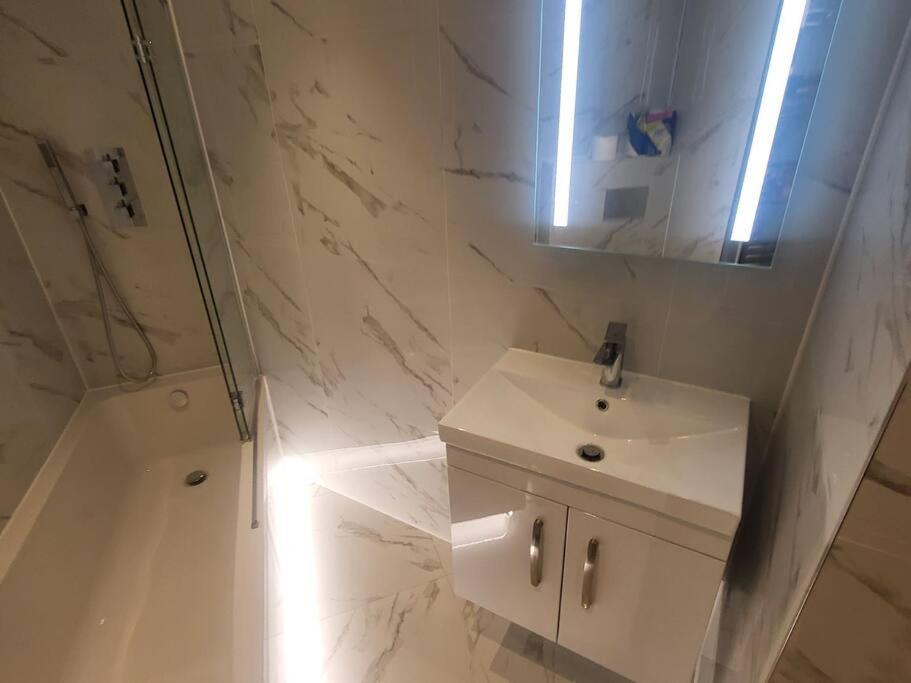 Entire Reigate Apartment Hosted By Pius Exterior foto
