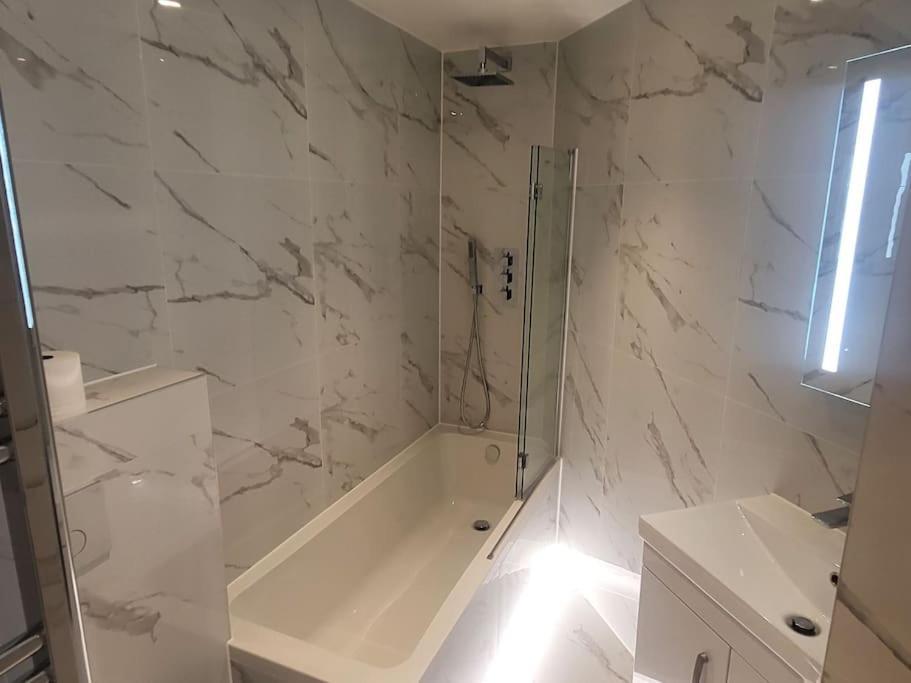 Entire Reigate Apartment Hosted By Pius Exterior foto